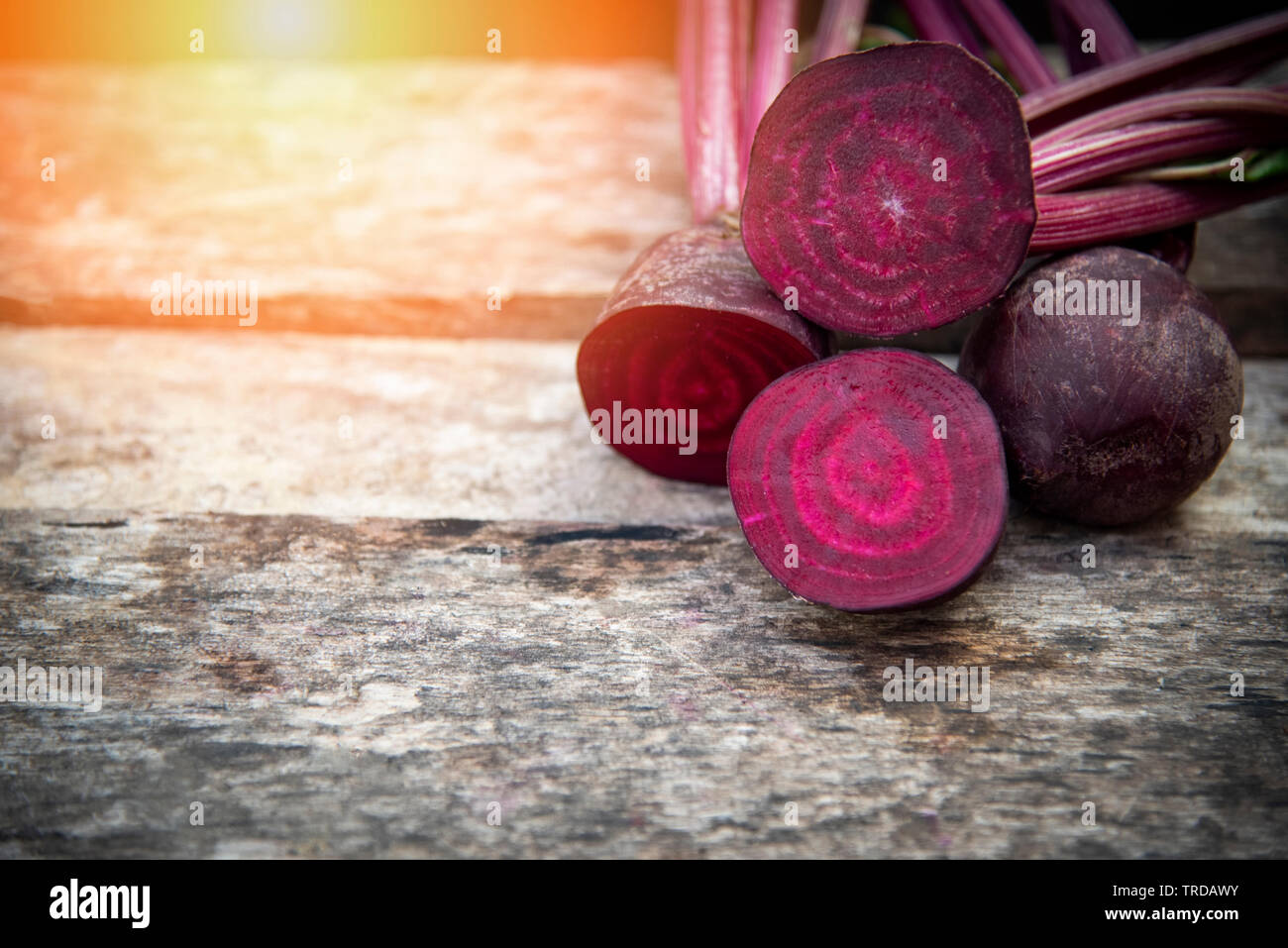 Rote-bete-Schicht-/Frische rote Rüben Wurzeln auf Holz- Hintergrund Stockfoto