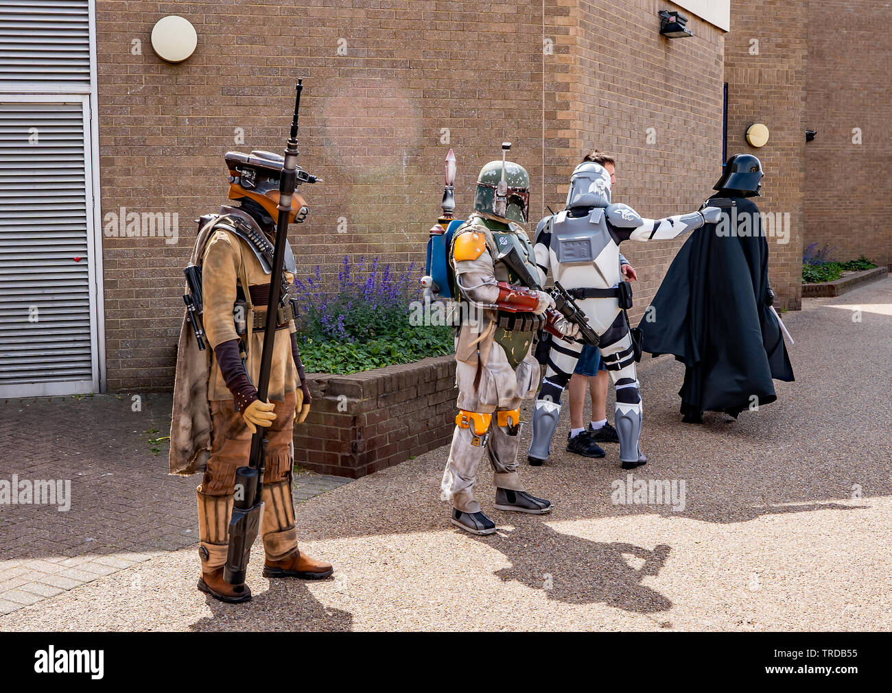 Great Yarmouth Comicon 2019 - Star Wars Fans gekleidet, wie Darth Vader und seine Handlanger Handlanger außerhalb der Comicon Veranstaltung in der Küstenstadt abschleppen Stockfoto