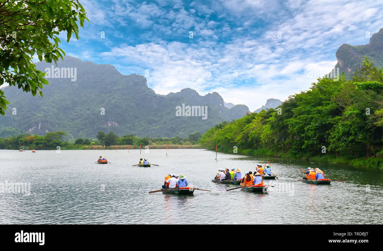 Touristen verlassen Marina travel zu besuchen Ökotourismus die natürliche Landschaft in einem kleinen Boot auf dem Fluss Stockfoto