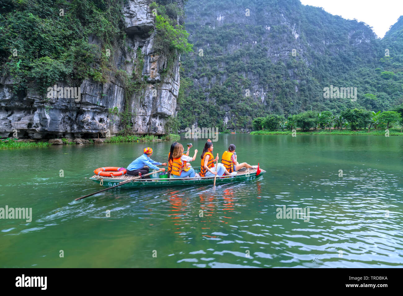 Touristen verlassen Marina travel zu besuchen Ökotourismus die natürliche Landschaft in einem kleinen Boot auf dem Fluss Stockfoto