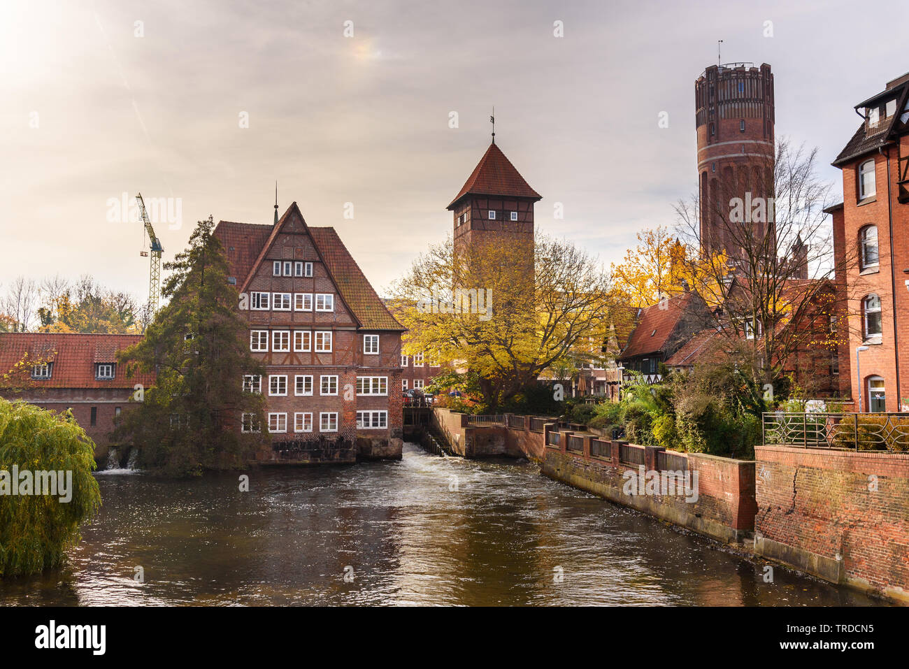 Ratsmuhle oder alte Wassermühle und Wasserturm oder Wasserturm am Fluss Ilmenau am Morgen in Lüneburg. Deutschland Stockfoto