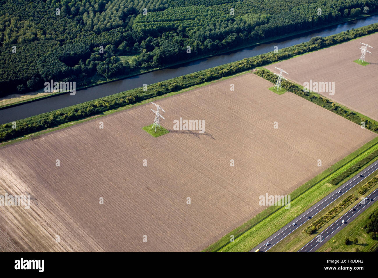 Luftbild von Ackerland mit Autobahn, Luftaufnahme, Niederlande, Holland Nord Stockfoto
