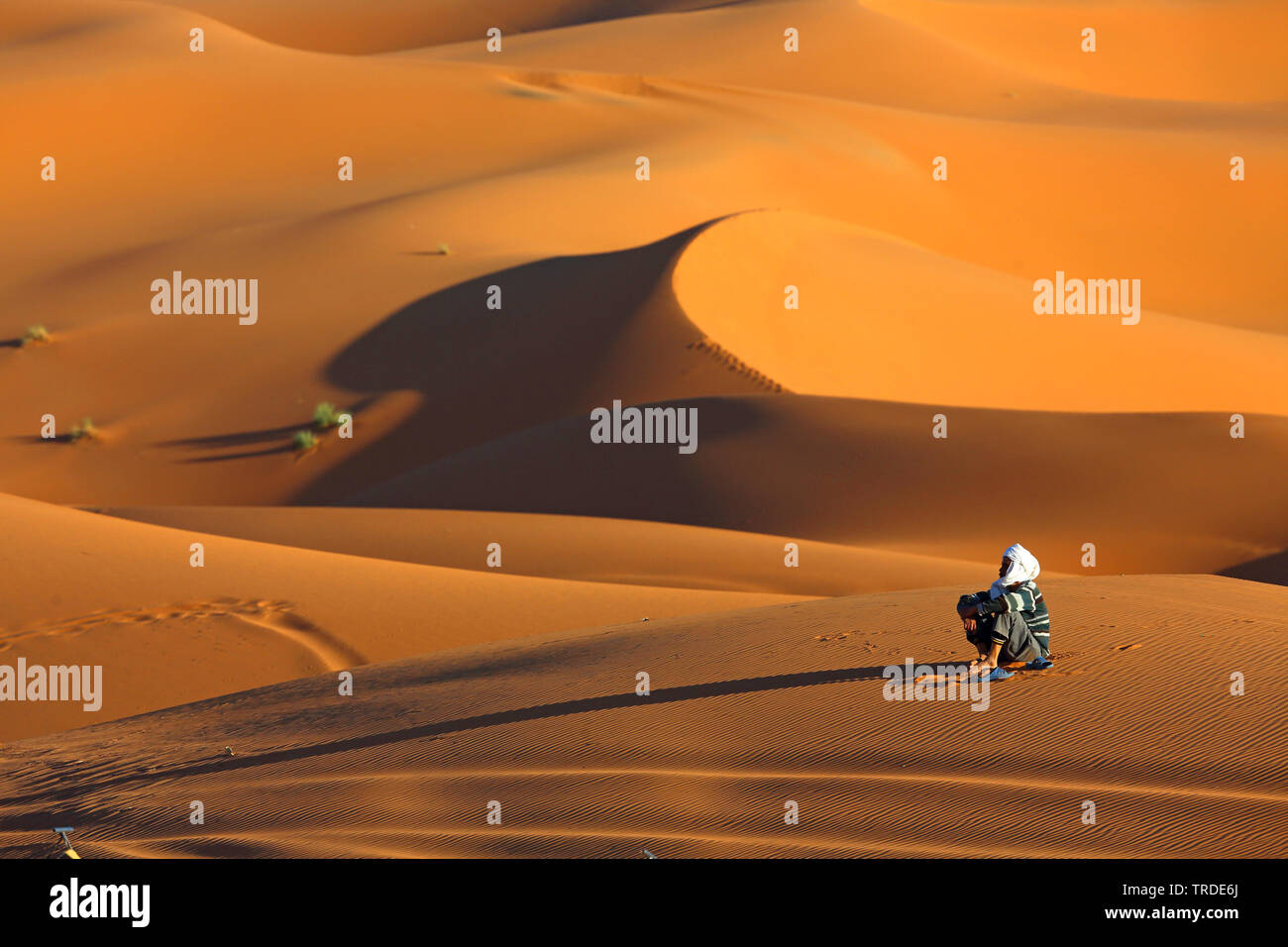 Berber in der Wüste Sand sitzen, Marokko, Merzouga, Erg Chebbi Stockfoto