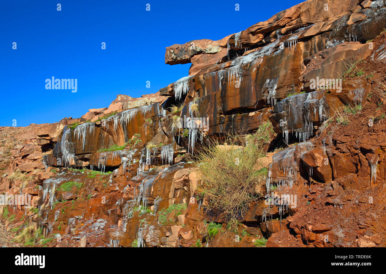 Eiszapfen an Felsen des Hohen Atlas, Marokko, Oukaimeden, Hoher Atlas Stockfoto