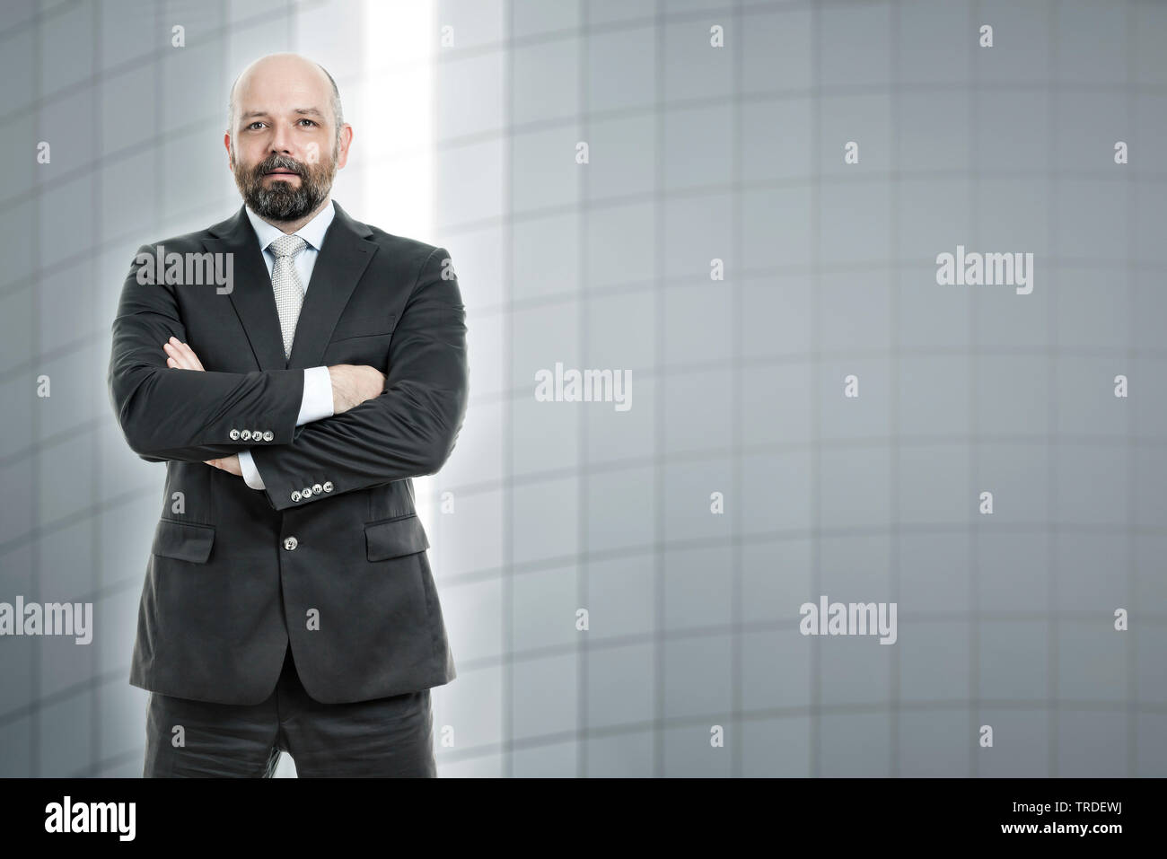 Porträt einer Selbstbewusst suchen Geschäftsmann mit Bart und verschränkte Arme Stockfoto