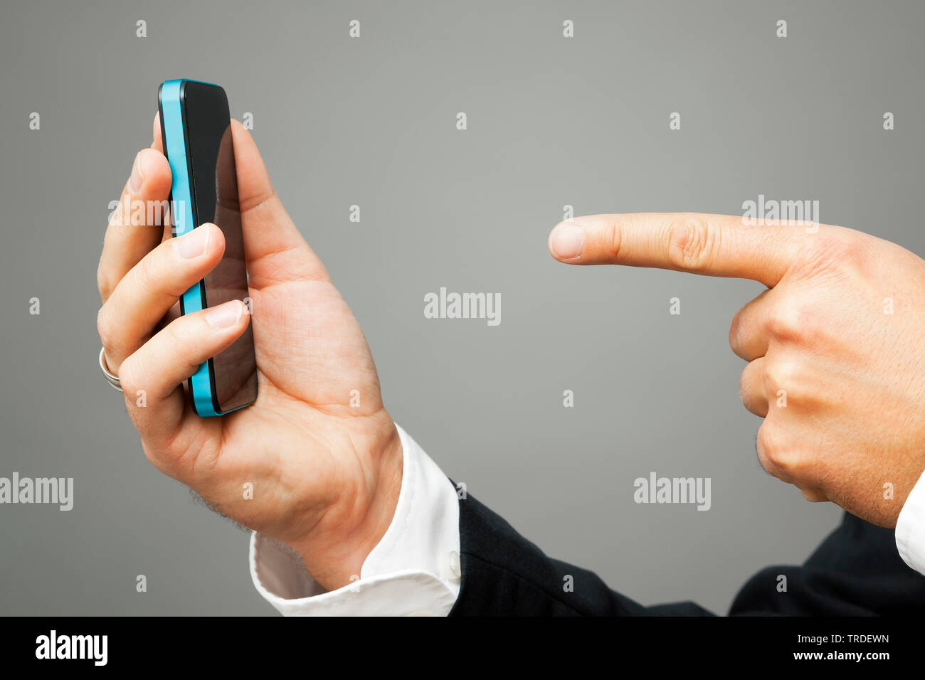 Nahaufnahme der Hand; eine Holding ein Smartphone und ein Hinweis darauf, dass es Stockfoto