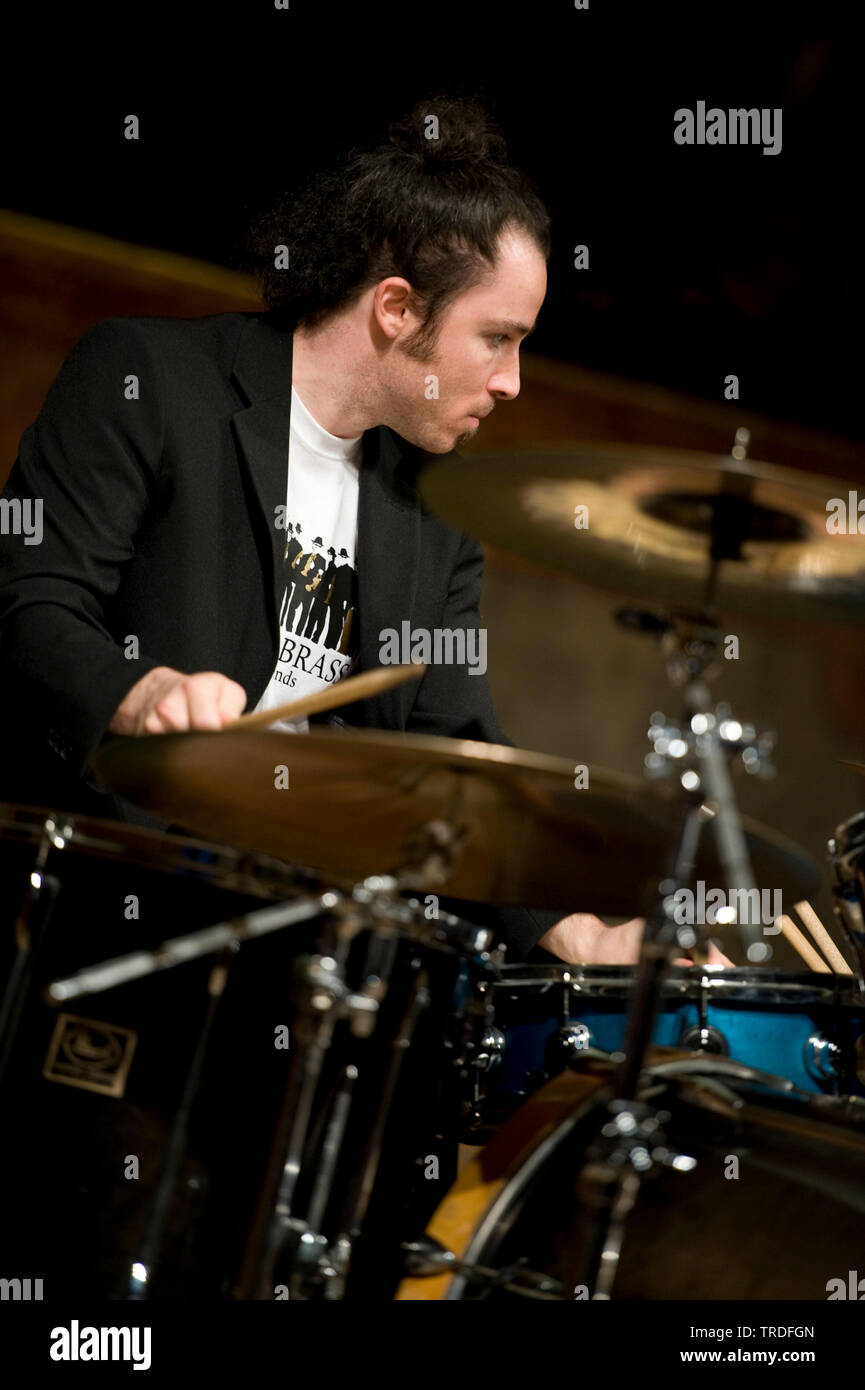 Musiker Schlagzeug zu spielen in einem Konzertsaal Stockfoto