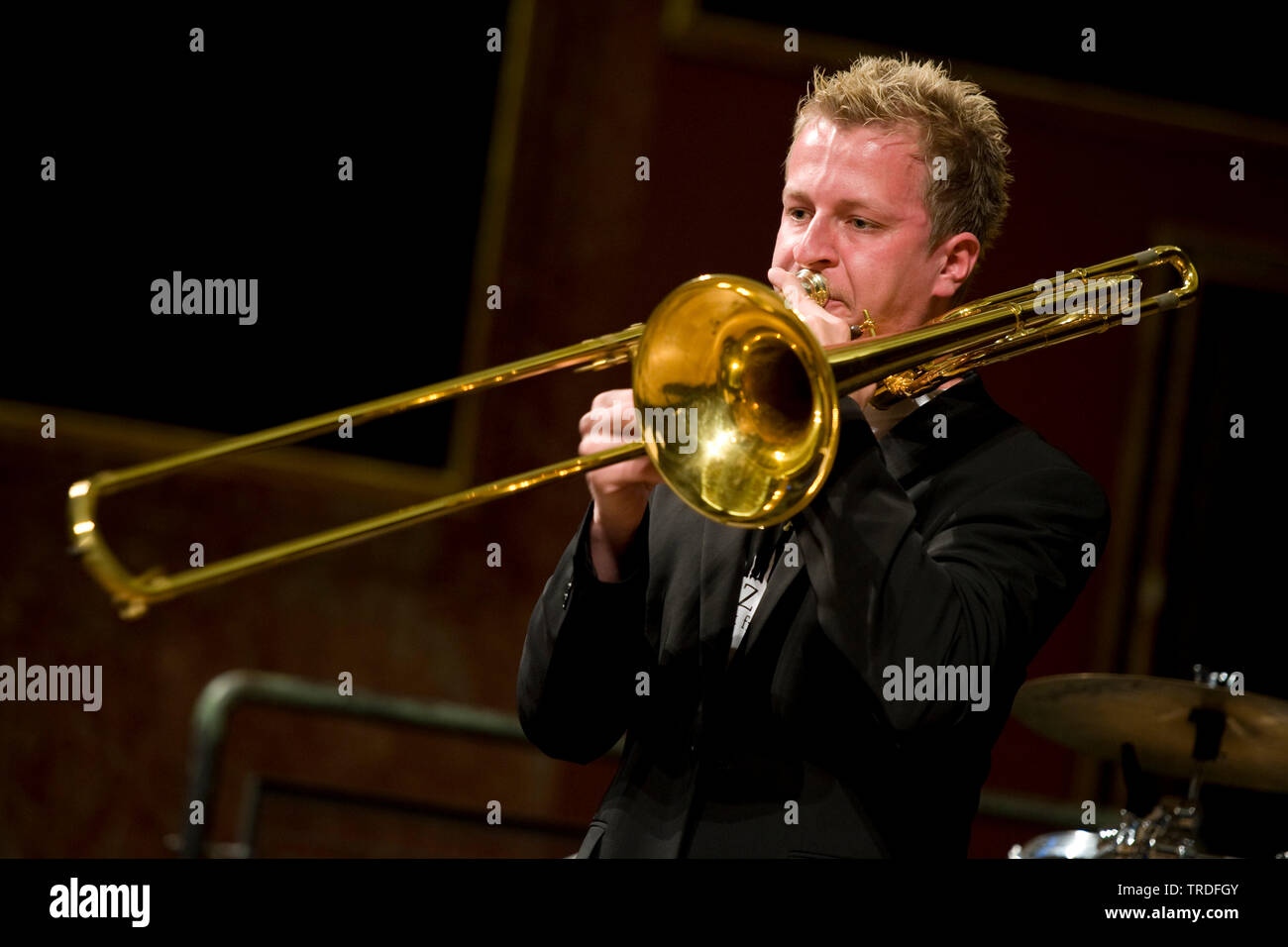 Mehrere Trompeter spielen in einen Konzertsaal Stockfoto