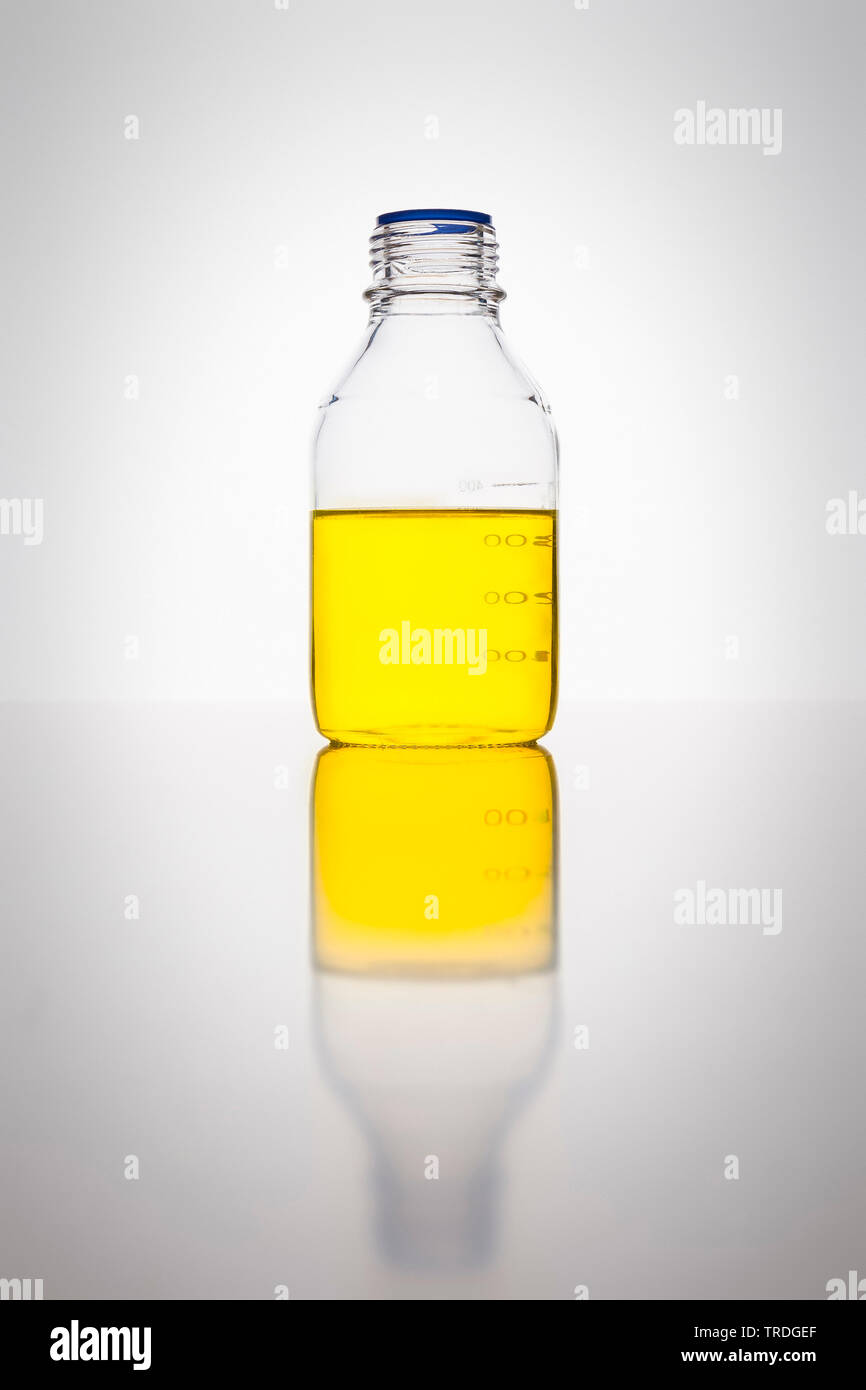 Becher Glas mit grüner Flüssigkeit vor weißem Hintergrund gefüllt Stockfoto