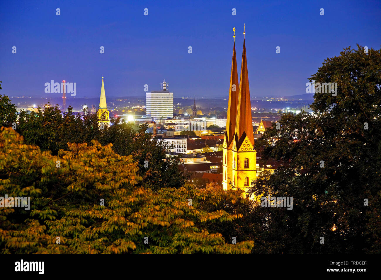 Blick von der Burg Sparrenberg in die Stadt mit Kirche, Neustädter Marienkirche am Abend, Deutschland, Nordrhein-Westfalen, Ostwestfalen, Bielefeld Stockfoto