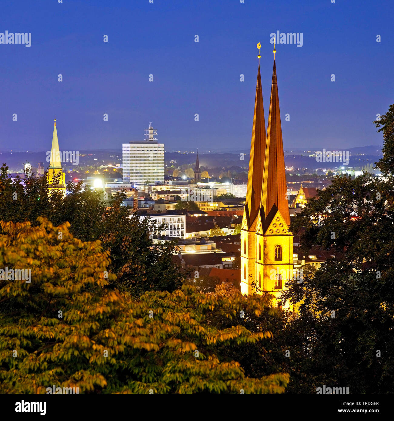 Blick von der Burg Sparrenberg in die Stadt mit Kirche, Neustädter Marienkirche am Abend, Deutschland, Nordrhein-Westfalen, Ostwestfalen, Bielefeld Stockfoto