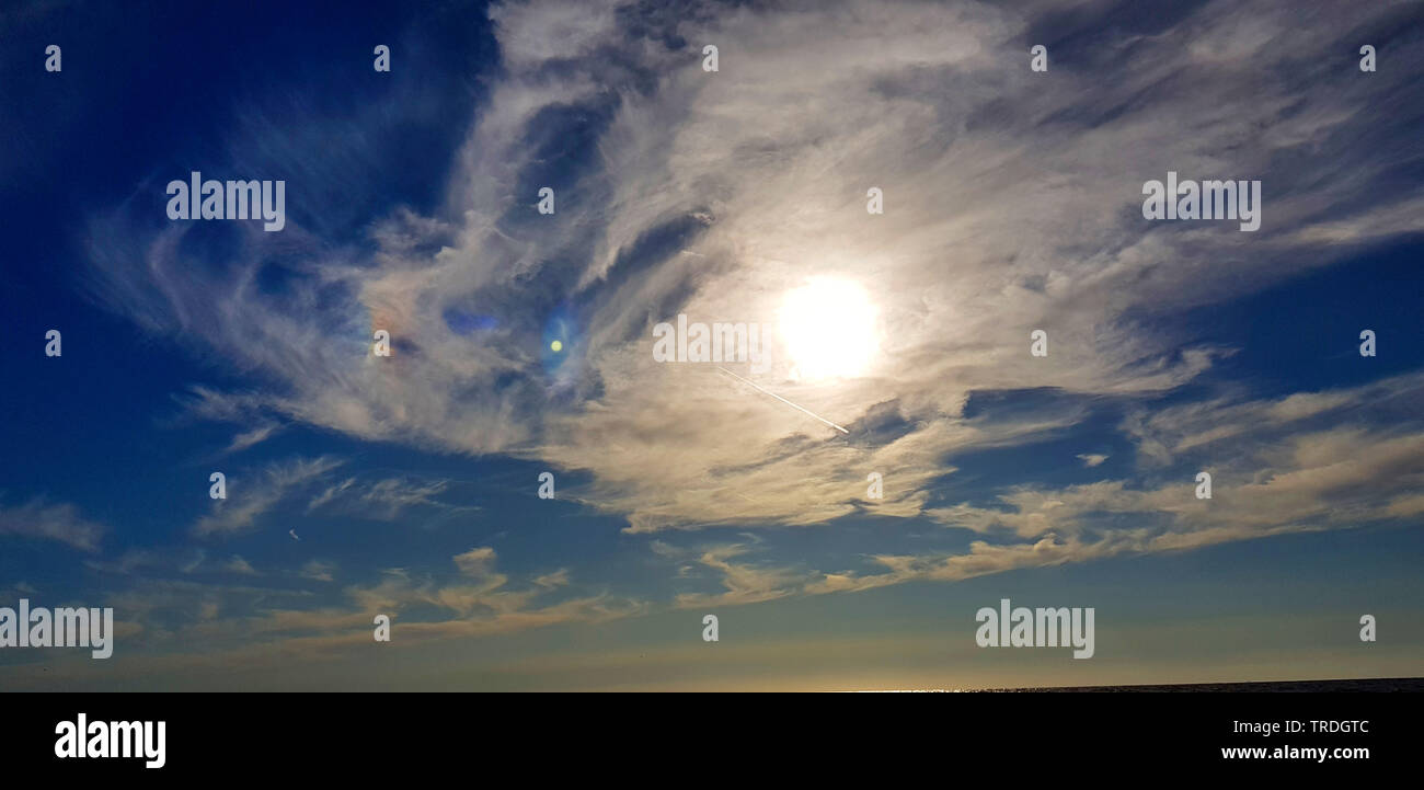 Cirrus Wolken im Himmel, Niederlande, Noordwijk aan Zee Stockfoto