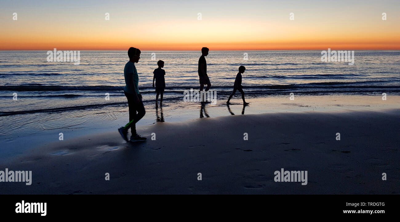 Vier Jungs an der Nordsee strand bei Sonnenuntergang, Niederlande, Noordwijk aan Zee Stockfoto
