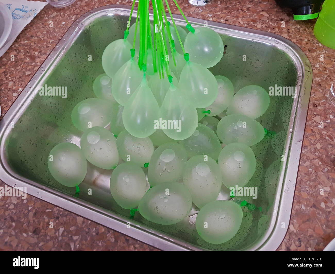 Wasserbomben sind mit einem Bündel O Luftballons, Deutschland Stockfoto