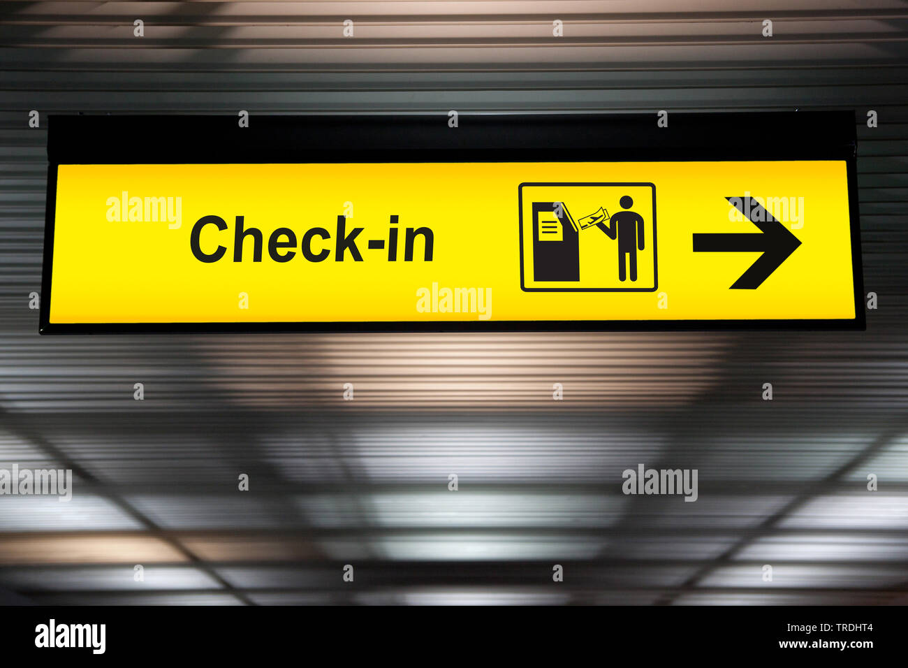 Self-service Check-in Kiosk Touchscreen interaktive Anzeige unterzeichnen am Flughafen Stockfoto