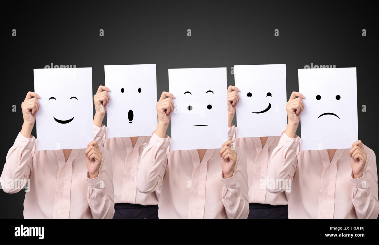 Fünf Geschäftsfrau eine Karte mit Zeichnung Mimik verschiedene Emotionen Gefühle auf weißem Papier mit der bedruckten Seite Stockfoto