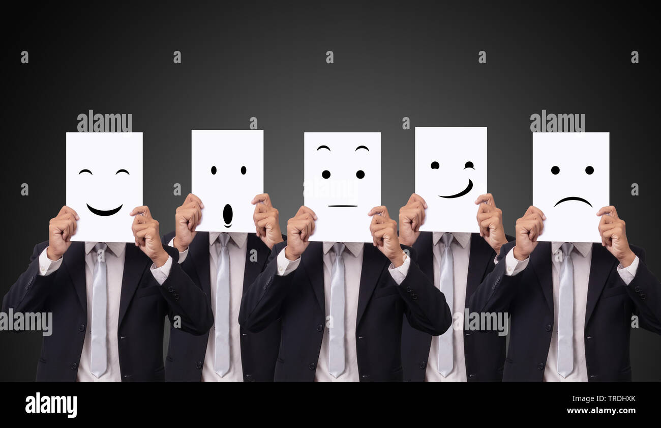 Fünf Unternehmer eine Karte mit Zeichnung Mimik verschiedene Emotionen Gefühle auf weißem Papier mit der bedruckten Seite Stockfoto