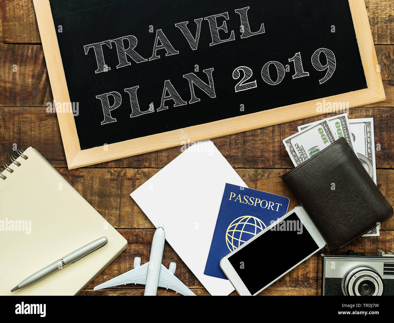 Travel plan 2019 Wort auf Schwarze Kreide Bord schmücken mit Reisen. Reiseplanung Konzept Stockfoto