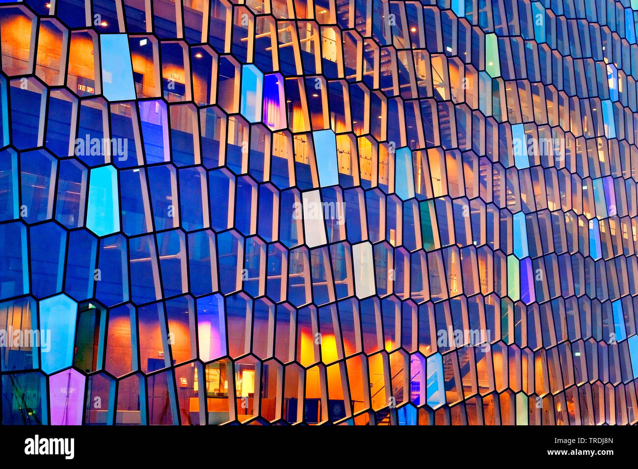 Markante farbiges Glas fassade von Harpa Concert Hall, Detail, Island, Reykjavik Stockfoto