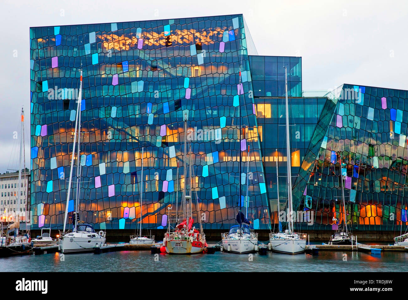 Harpa Konzertsaal mit markanten farbigen Glasfassade und Marina, Island, Reykjavik Stockfoto