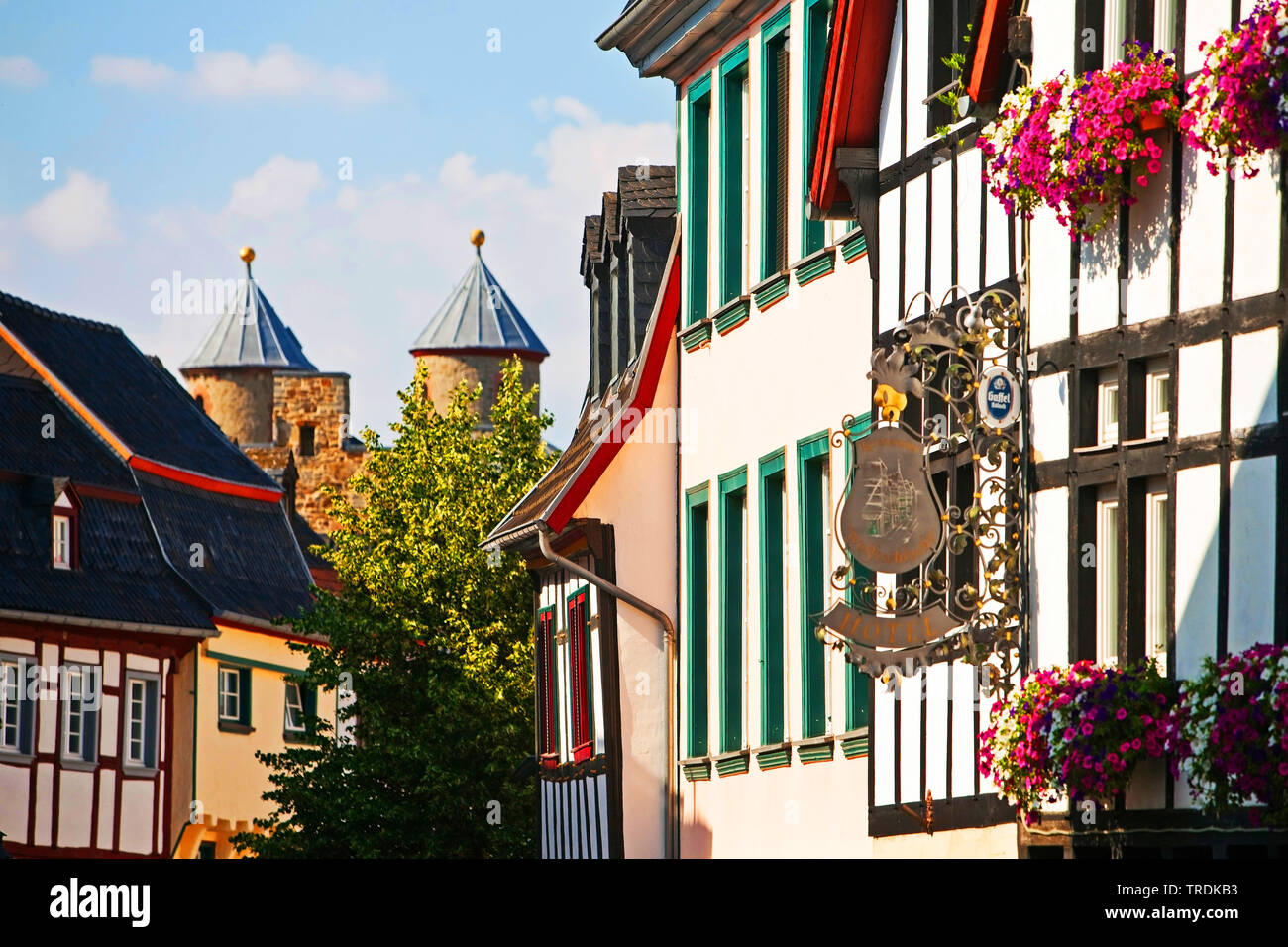Alte Stadt mit Kirche St. Chrysanthus und Daria, Deutschland, Nordrhein-Westfalen, Eifel, Bad Muenstereifel Stockfoto