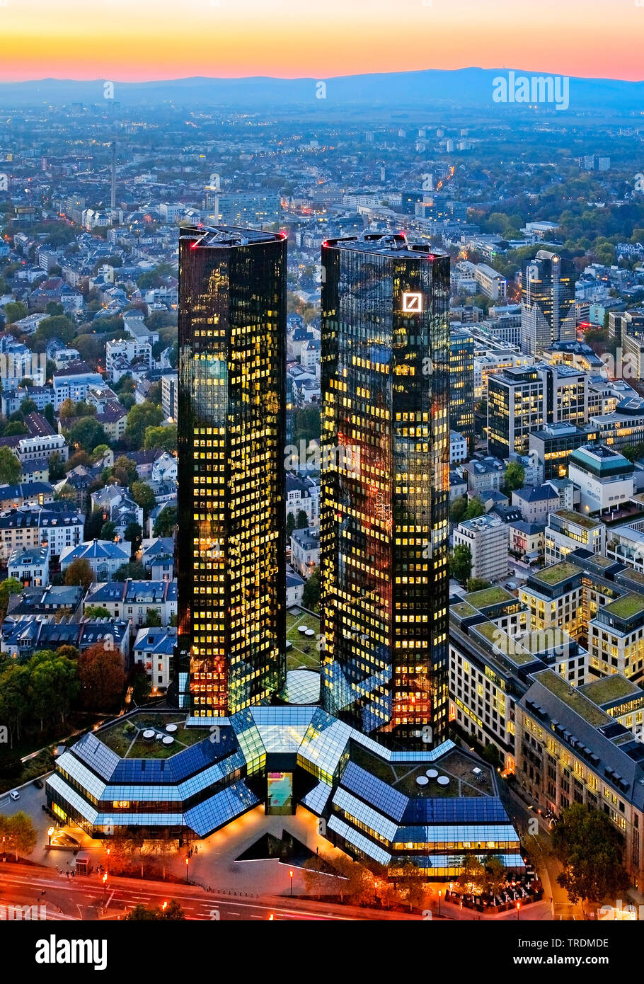 Deutsche Bank Zwillingstürme in der Dämmerung gespiegelt, Sitz der Sorge, Deutschland, Hessen, Frankfurt am Main Stockfoto