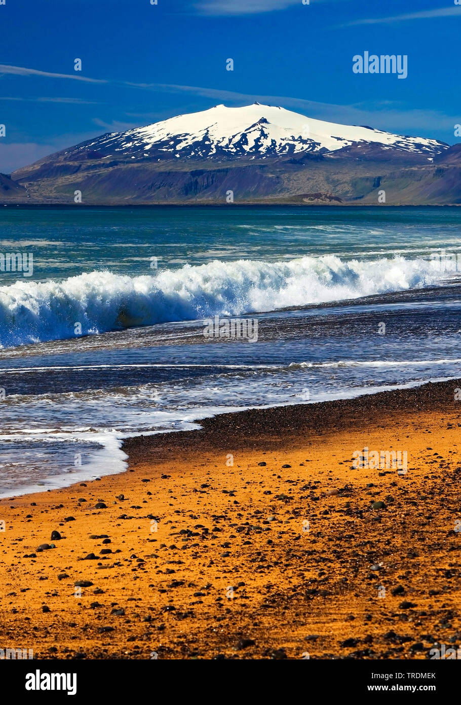 Meer surfen mit Vulkan Snaefellskoekull und den Gletscher im Hintergrund, Island, Snaefellsnes, Vesturland Stockfoto