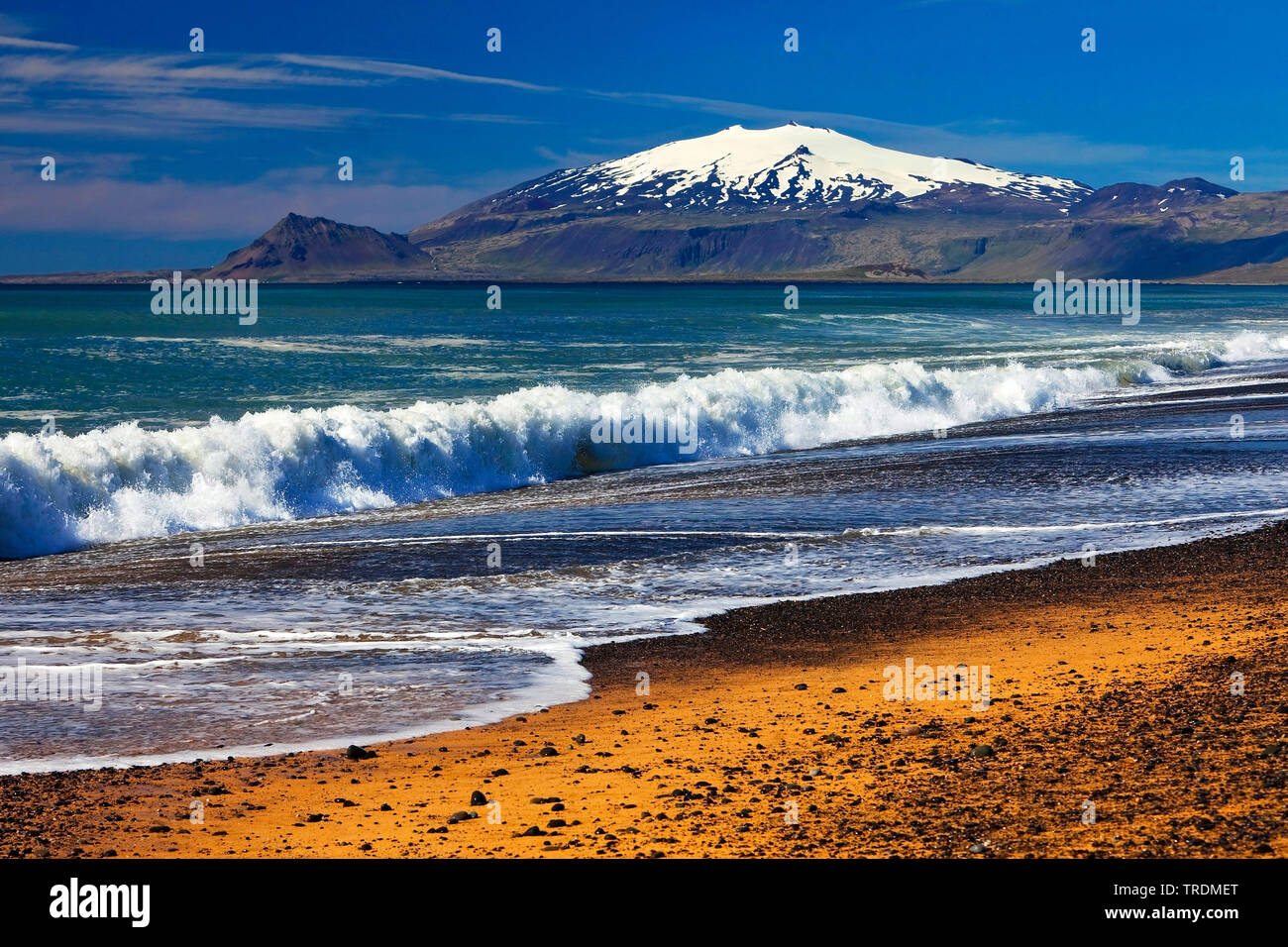 Meer surfen mit Vulkan Snaefellskoekull und den Gletscher im Hintergrund, Island, Snaefellsnes, Vesturland Stockfoto