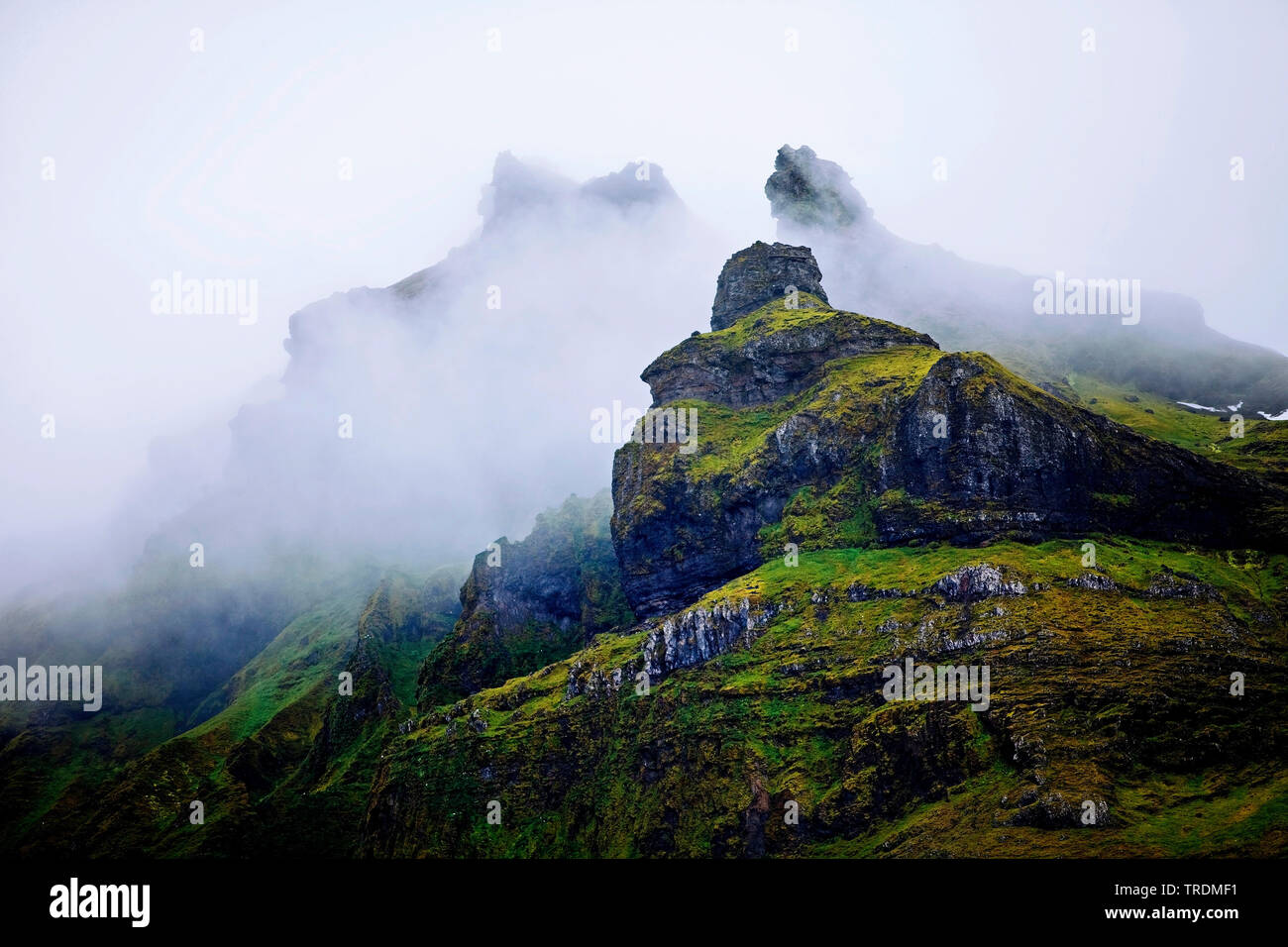 Rocky Mountain Landschaft im Nebel, Island, Snaefellsnes Stockfoto