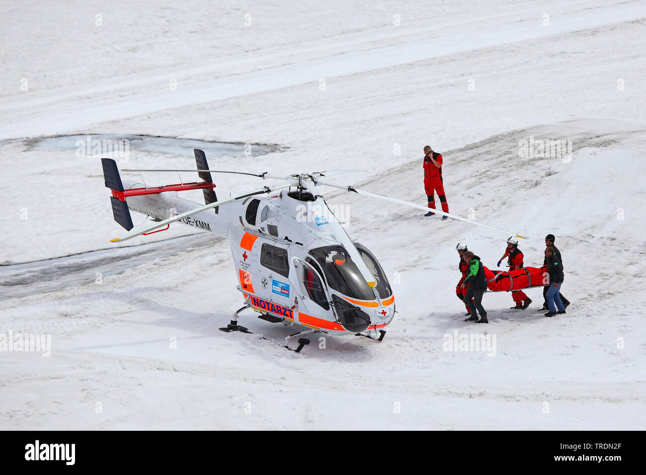 Rettungshubschrauber in ein Skigebiet in den Alpen, Österreich Stockfoto