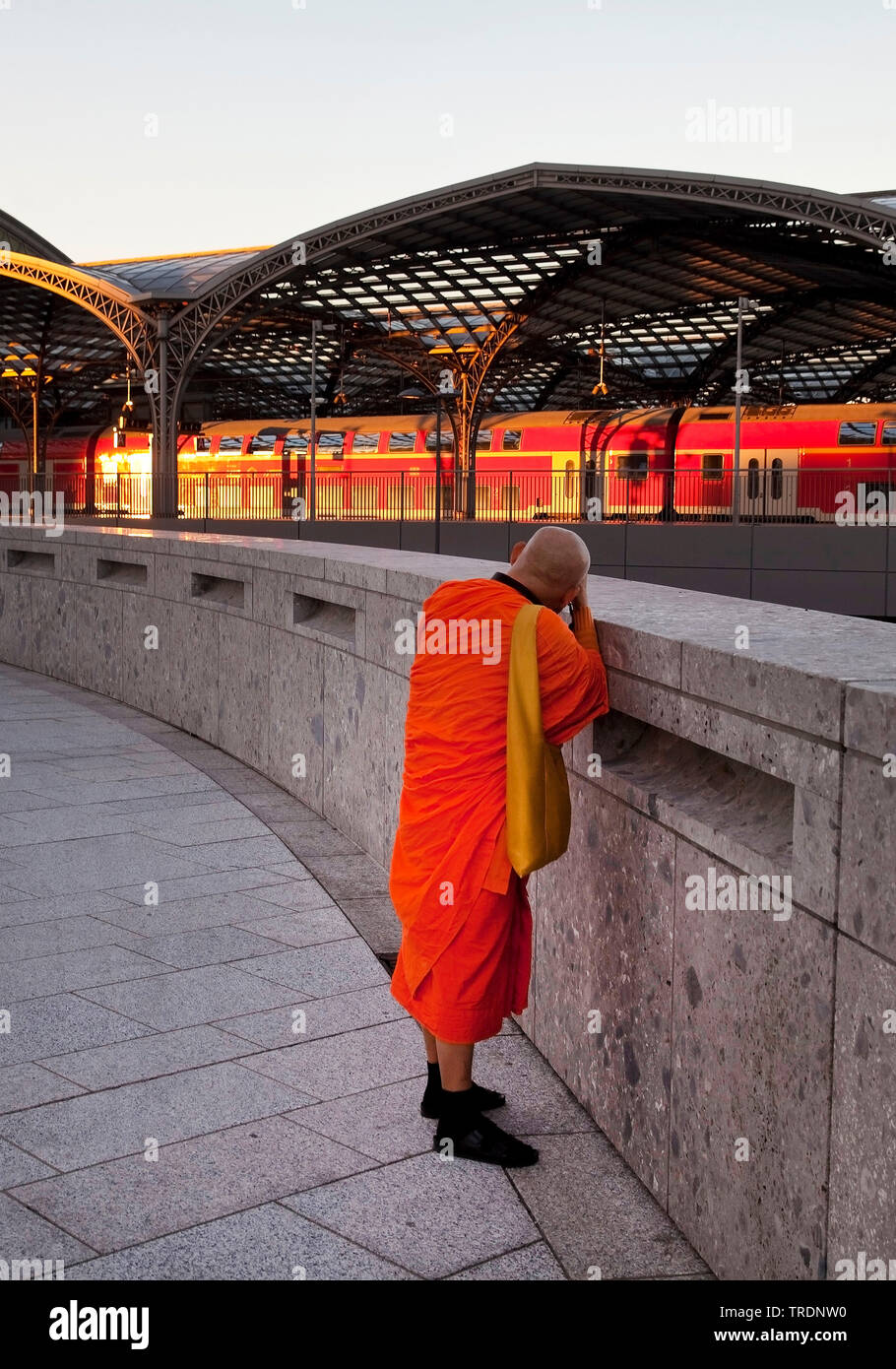 Buddhistischer Mönch Fotografieren der Kölner Hauptbahnhof am Abend, Deutschland, Nordrhein-Westfalen, Rheinland, Köln Stockfoto