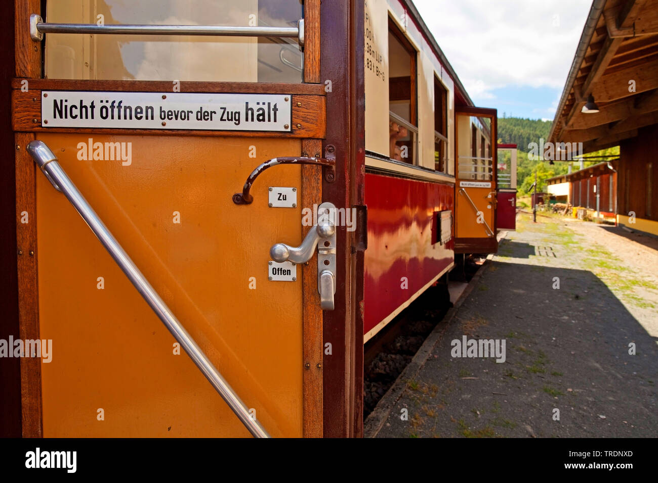 Zug Tür mit dem Schild "nicht die Tür öffnen, bevor der Zug hält', Bahn, Deutschland, Nordrhein-Westfalen, Herscheid Stockfoto
