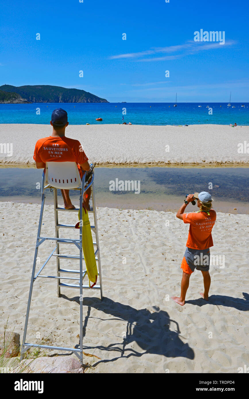 Rettungsschwimmer am Strand von Arone, Frankreich, Korsika, Cargèse Stockfoto