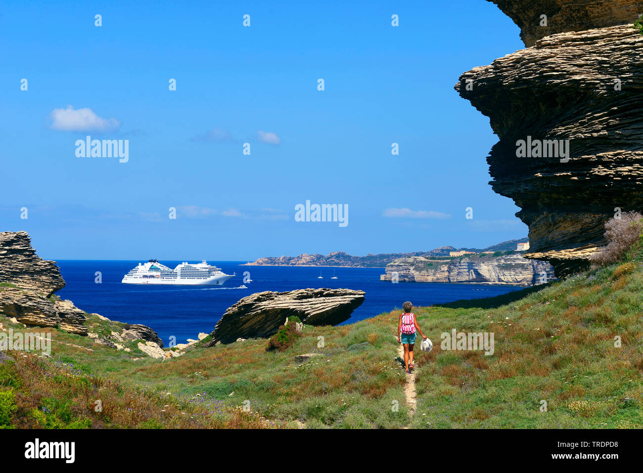 Fußweg an der felsigen Küste, Kreuzfahrtschiff, Hintergrund, Frankreich, Korsika, Bonifacio Stockfoto