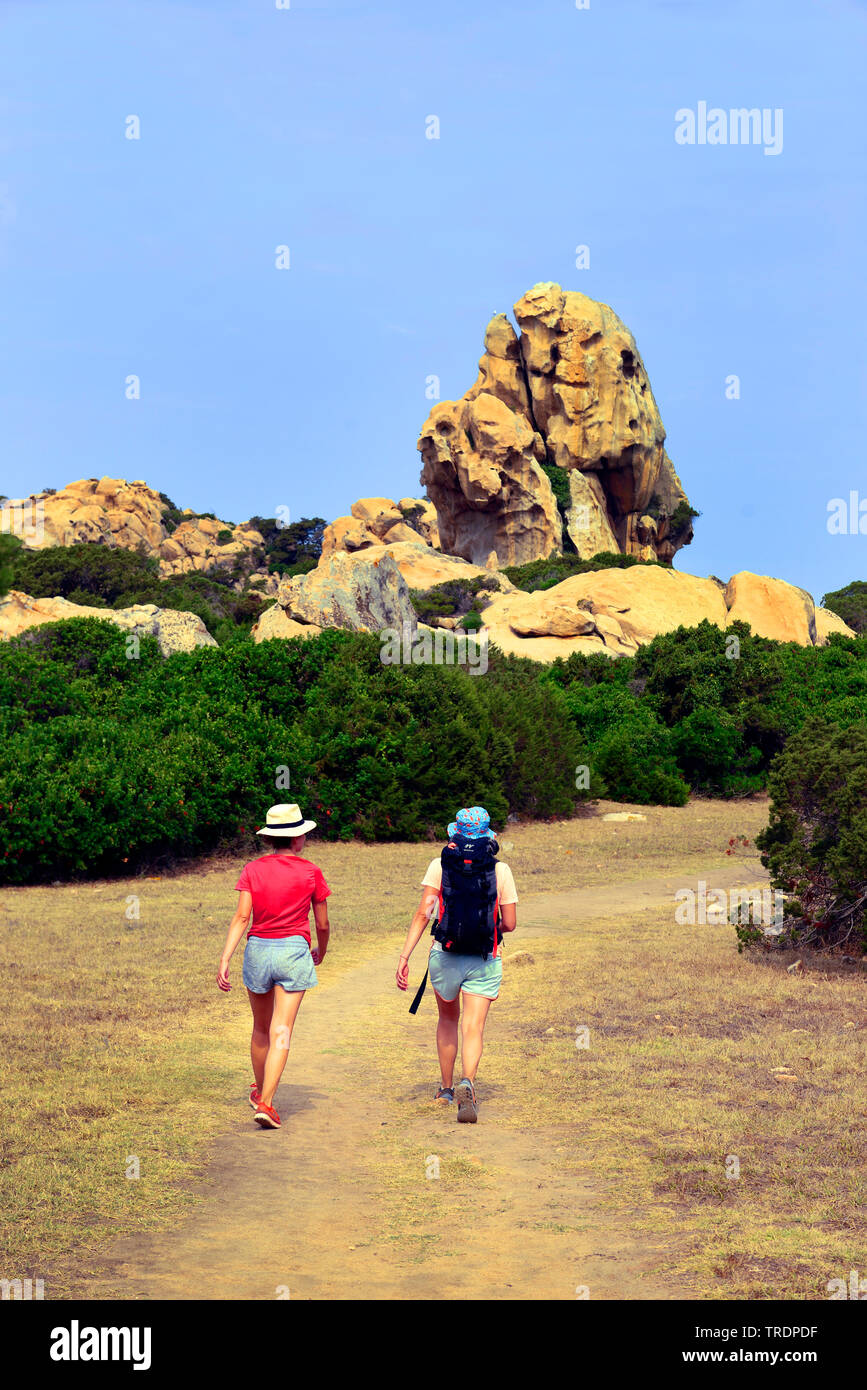 Zwei Wanderer auf dem Fußweg entlang der Küste, Frankreich, Korsika, Propriano, Campomoro Stockfoto