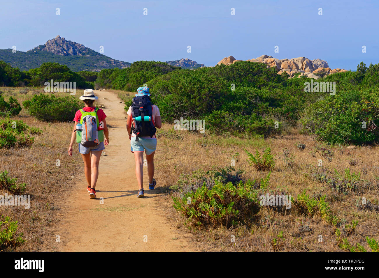 Zwei Wanderer auf dem Fußweg entlang der Küste, Frankreich, Korsika, Propriano, Campomoro Stockfoto