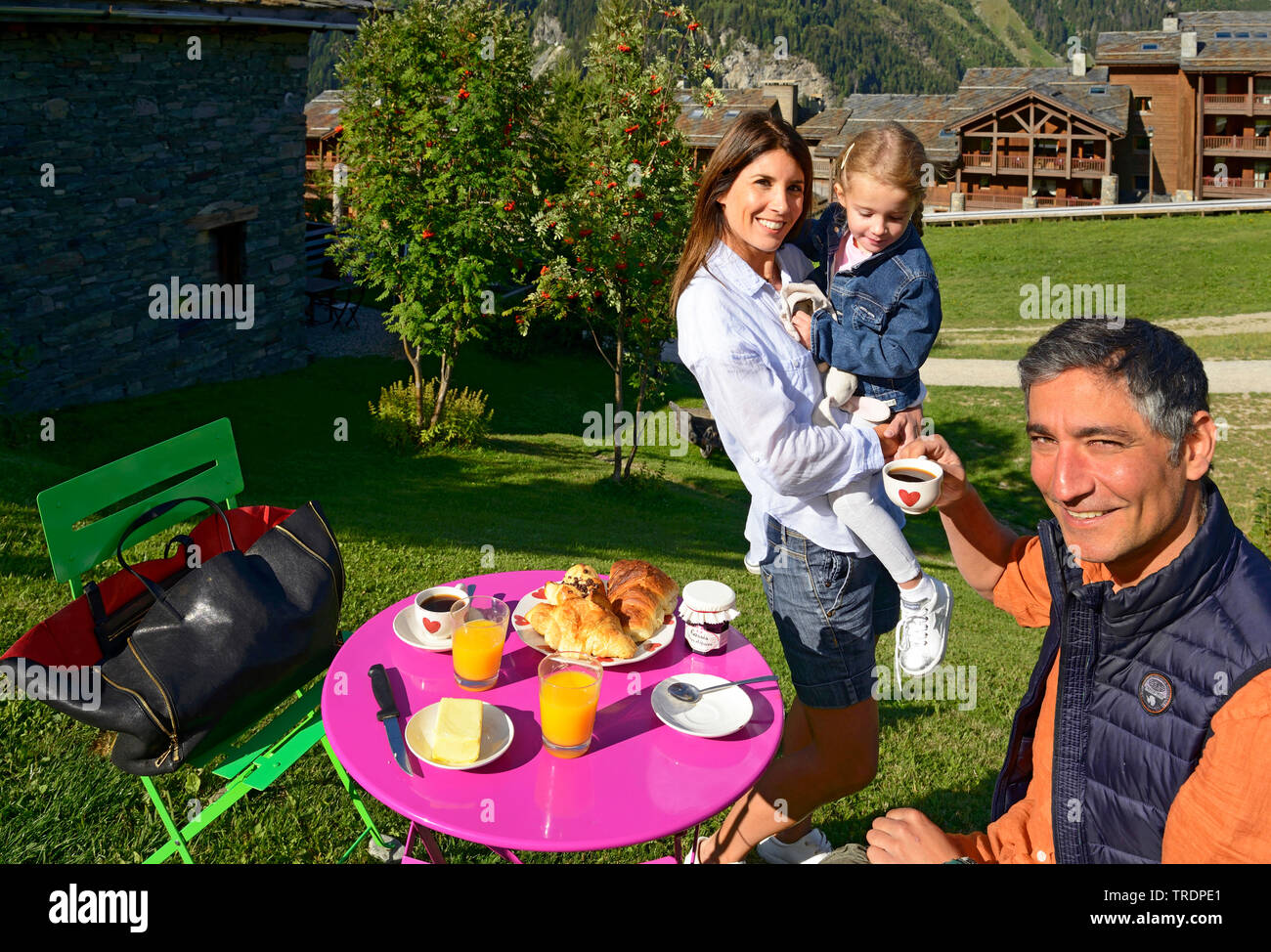 Familie am Frühstückstisch im Garten, Frankreich, Savoyen, Sainte Foy Tarentaise Stockfoto