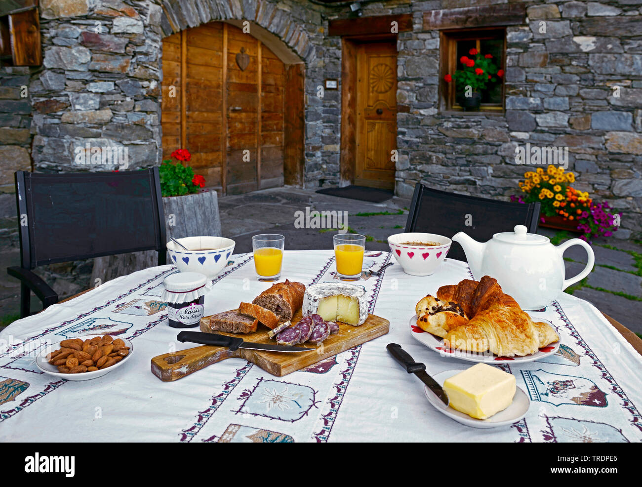 Dekorierten Frühstückstisch vor einem alten Haus, Frankreich, Savoyen, Sainte Foy Tarentaise Stockfoto