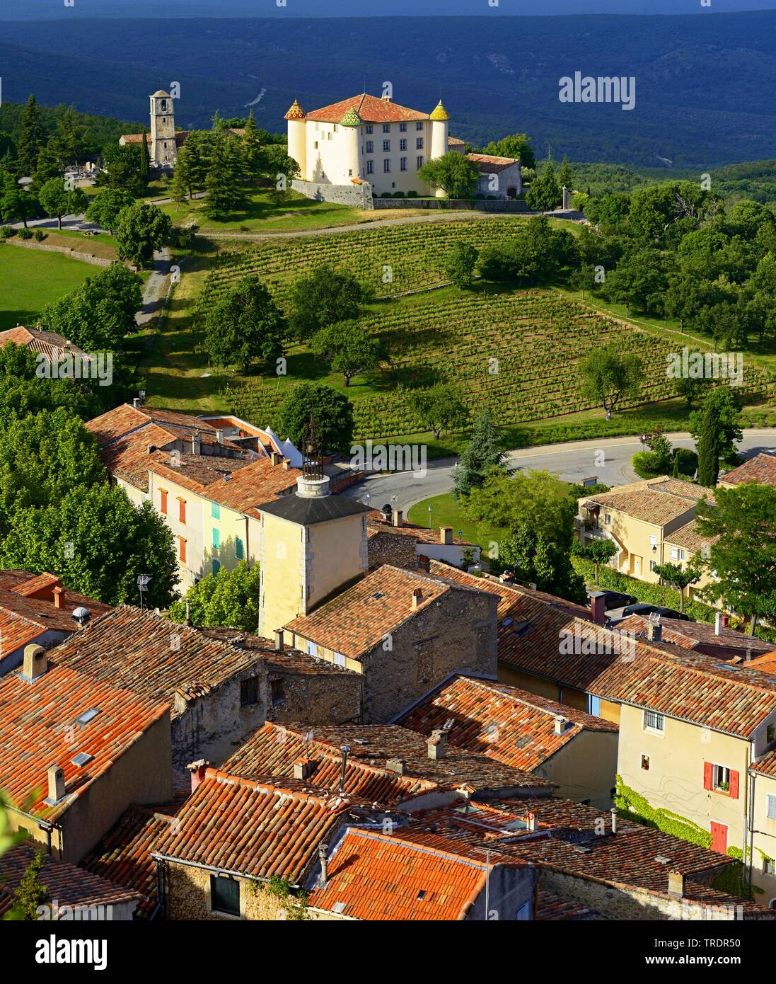 Dorf mit Kirche und Castel, Frankreich, Provence, Verdon Aiguines Stockfoto