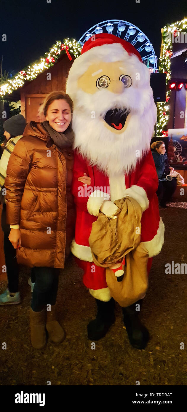 Frau möchte den fotografiert mit Santa Claus auf der Weihnachten kirmes Criechinger, Deutschland, Nordrhein-Westfalen, Ruhrgebiet, Herne Stockfoto