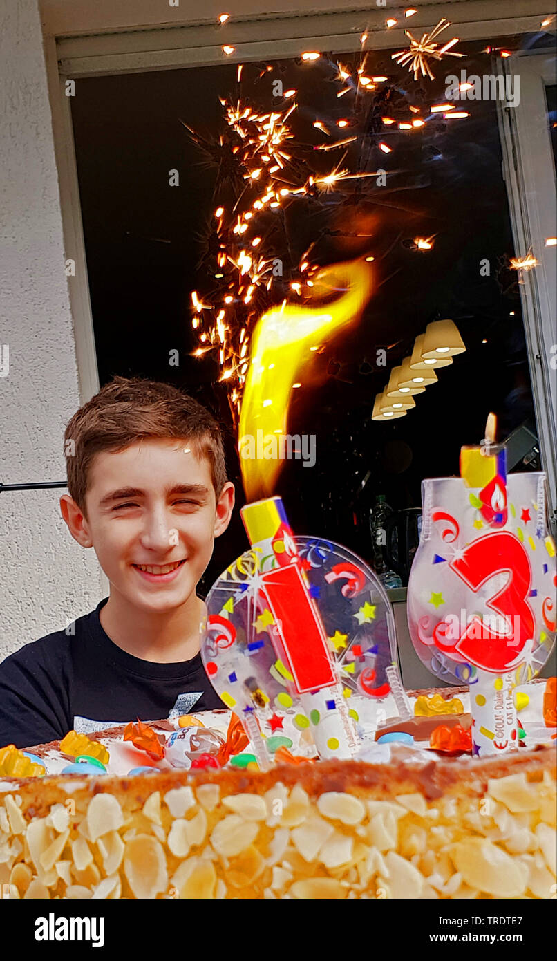 Teenager mit wunderschönen Geburtstagskuchen für den 13. Geburtstag, Porträt, Deutschland Stockfoto