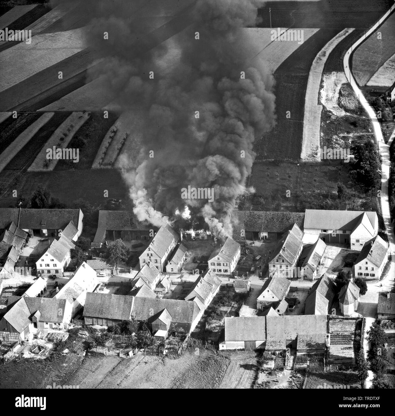 Brennende Scheune in Erlangen, Luftaufnahme des Jahres 1969, Deutschland, Bayern, Mittelfranken, Mittelfranken, Erlangen Stockfoto