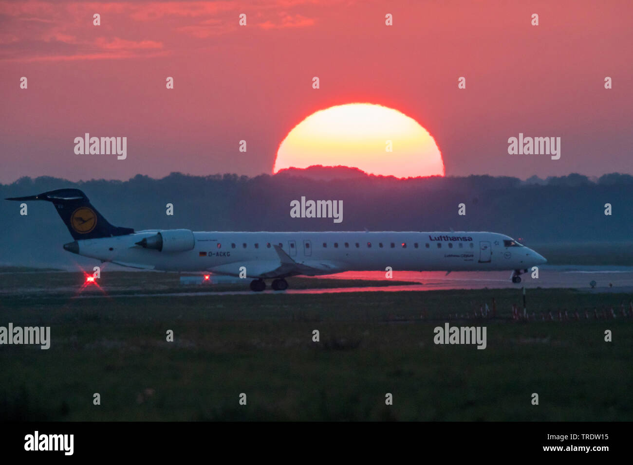 Bombardier CR900 auf der Start- und Landebahn am Flughafen München, Deutschland, Bayern, Muenchen Stockfoto