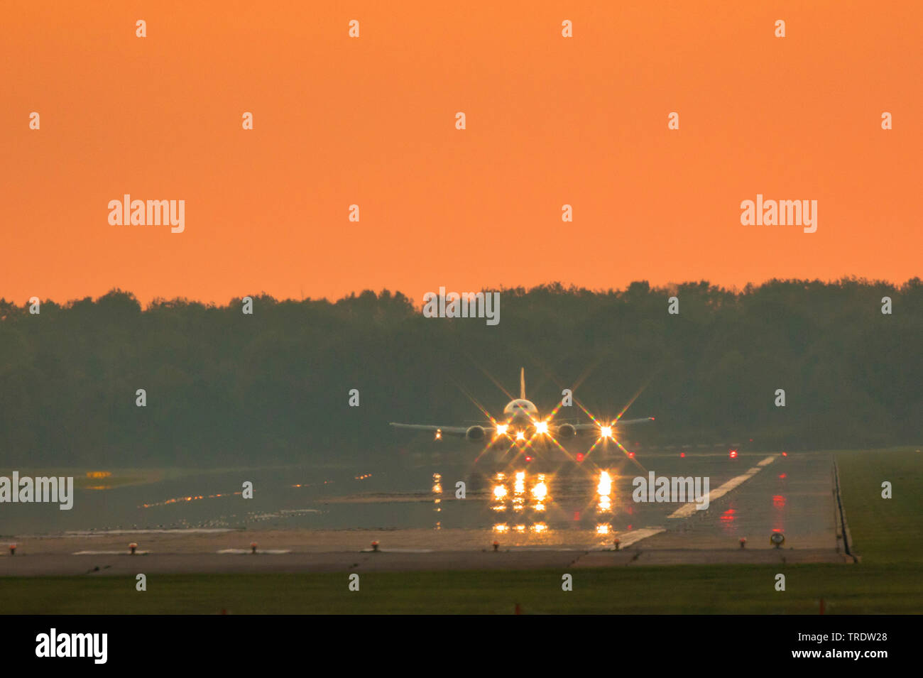 Airbus bei Sonnenuntergang auf Start- und Landebahn des Flughafens München, Deutschland, Bayern, Muenchen Stockfoto