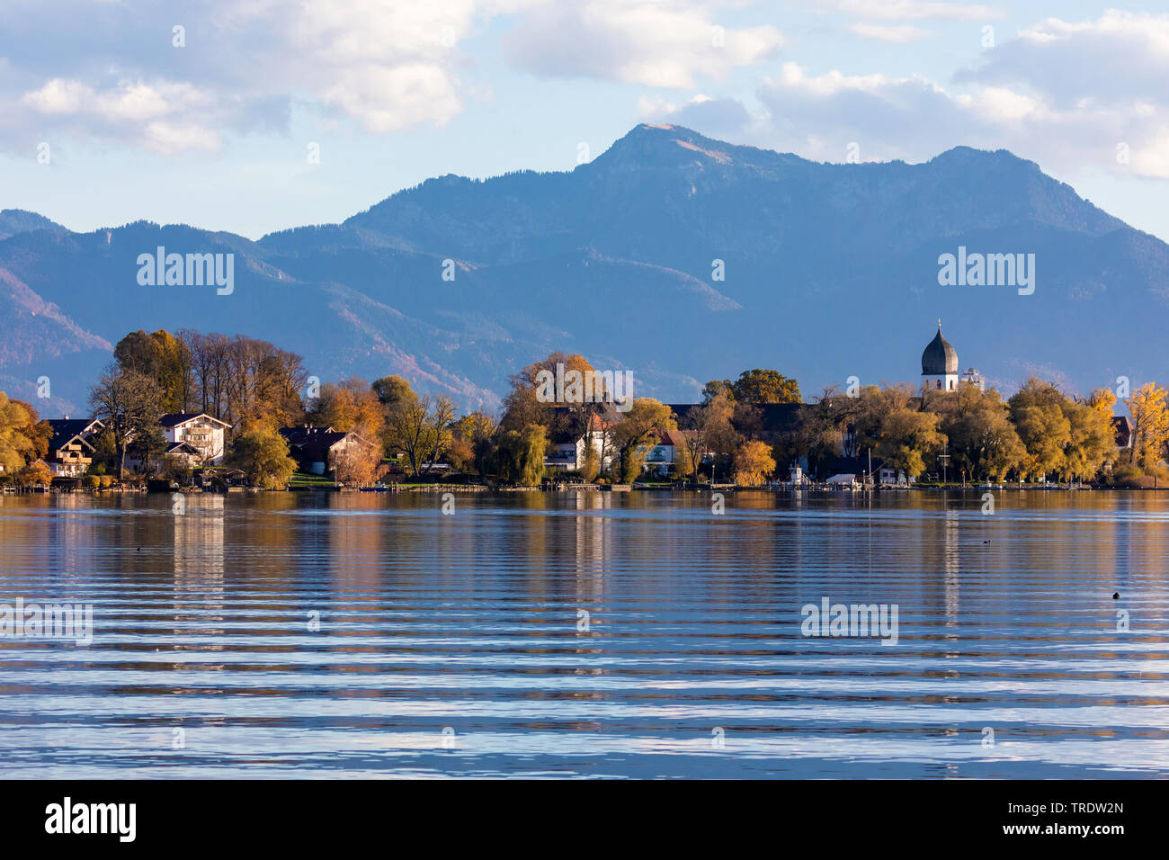 Insel Frauenchiemsee vor der Alpen im Herbst, Deutschland, Bayern, Chiemsee Stockfoto