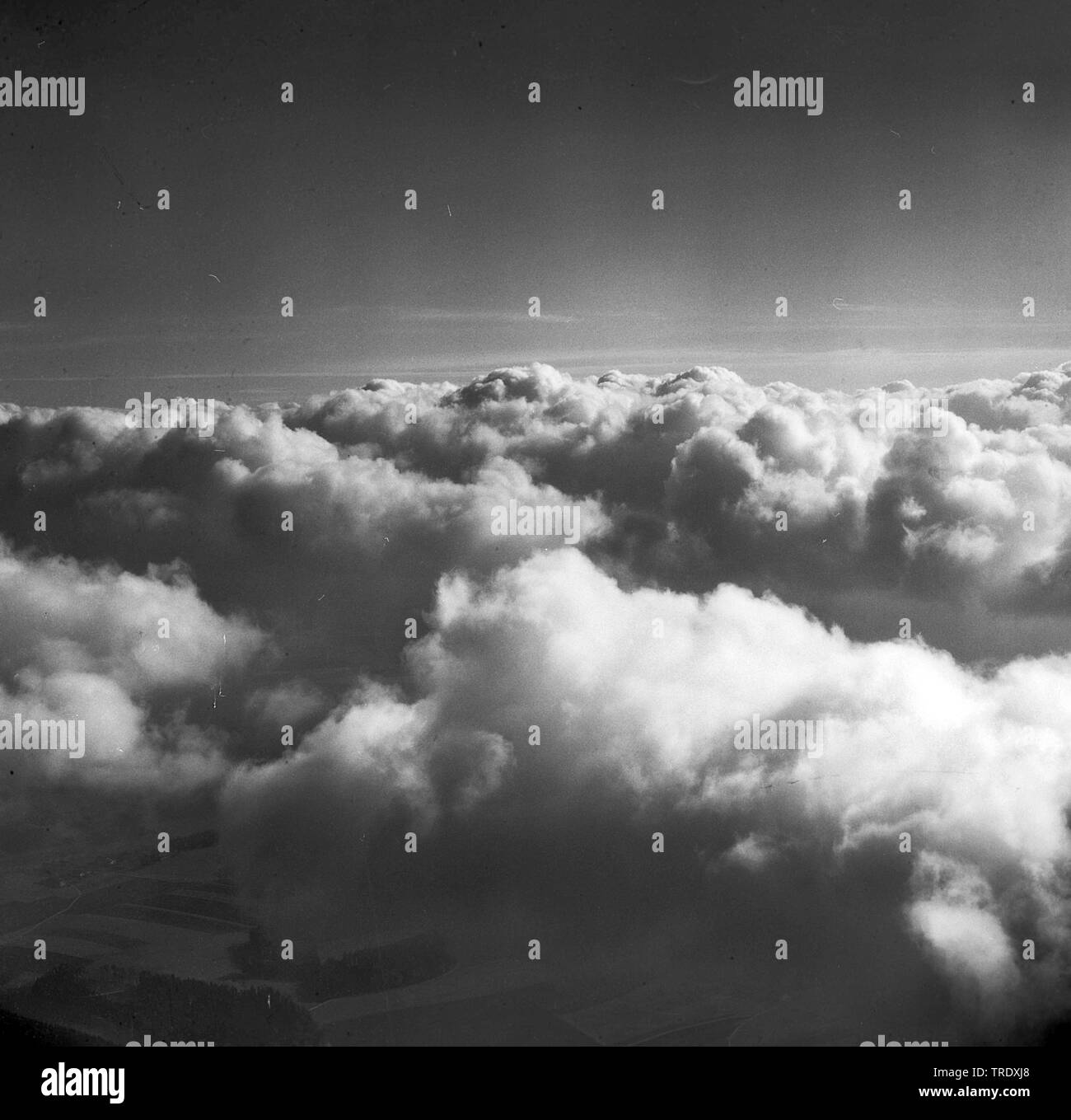 Blick über die Wolken, Luftbild aus dem Jahr 1960, Deutschland Stockfoto