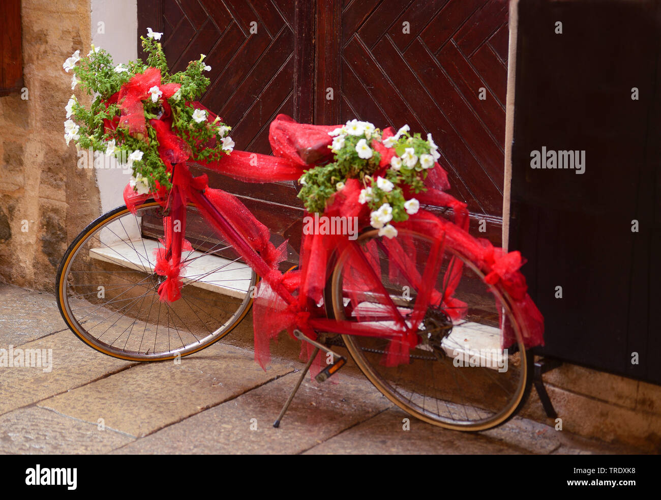 Dekoriert mit Blumen in der Altstadt, Italien, Sardinien, Alghero Stockfoto
