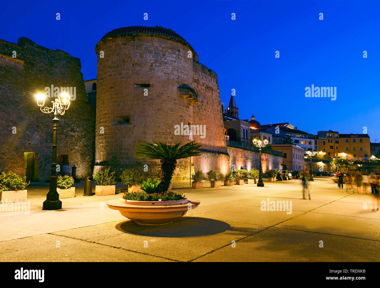 Stadtmauer und die alte Stadt am Abend, Italien, Sardinien, Alghero Stockfoto