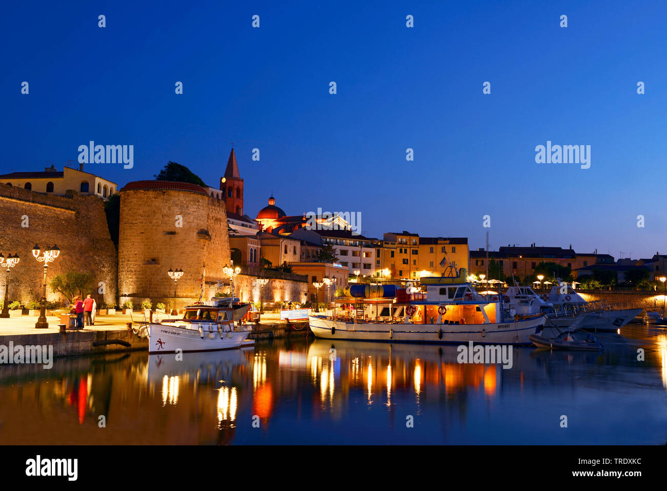 Stadtmauer und Hafen der alten Stadt am Abend, Italien, Sardinien, Alghero Stockfoto