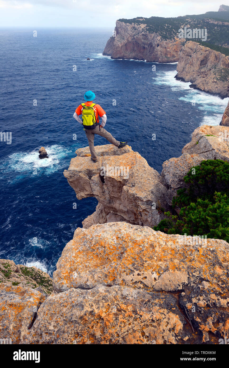 Wanderer, die auf den Klippen von Capo Caccia, Italien, Sardinien, Alghero Stockfoto